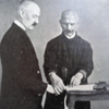Foto aus Heindl, Robert (1927): System und Praxis der Daktyloskopie, S. 150, Fig. 46 »Herstellung ‘gerollter’ Fingerabdrücke«